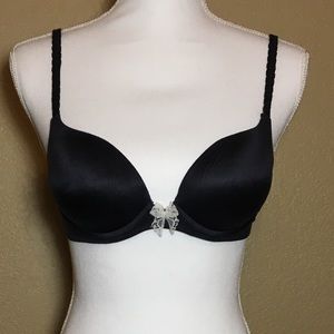 Black push-up bra with white bow